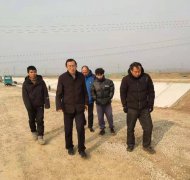 元旦期間，公司黨總支書記、總經(jīng)理李令安同志來到陽谷縣引黃灌區(qū)農(nóng)業(yè)節(jié)水工程和位山灌區(qū)續(xù)建配套節(jié)水改造工程施工一線，看望并慰問元旦期間日以繼夜地堅(jiān)守在工地的施工人員，