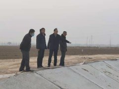 2021年1月27日聊城市水利工程總公司領(lǐng)導(dǎo)李令安、杜代軍、葛朝軍、高文濱一行到聊城市位山灌區(qū)續(xù)建配套節(jié)水改造工程2020年項(xiàng)目（二期）施工五標(biāo)項(xiàng)目工地檢查指導(dǎo)工作。公司領(lǐng)導(dǎo)一